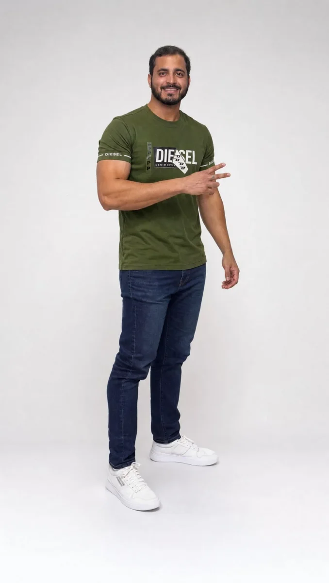 Modelo NOBREZ vestindo camiseta verde Diesel, fotografado de corpo inteiro em estúdio
